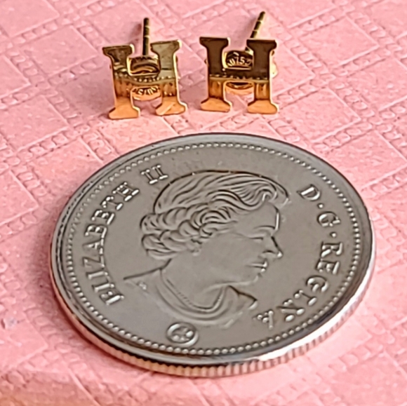 Letter earrings - Picture 3 of 7